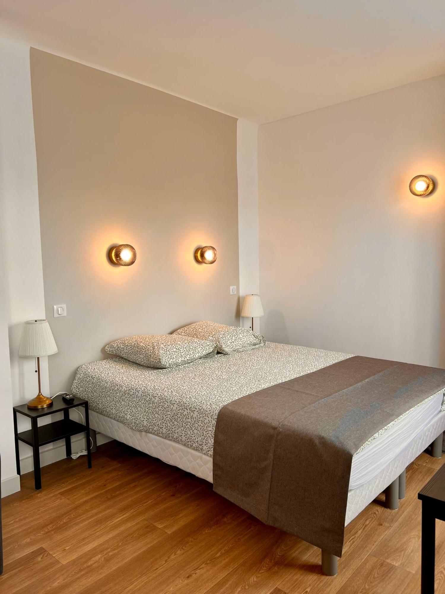 Studio 4 Pers Face Gare Sncf Appart Hotel Le Cygne D4 Bourges Exterior foto